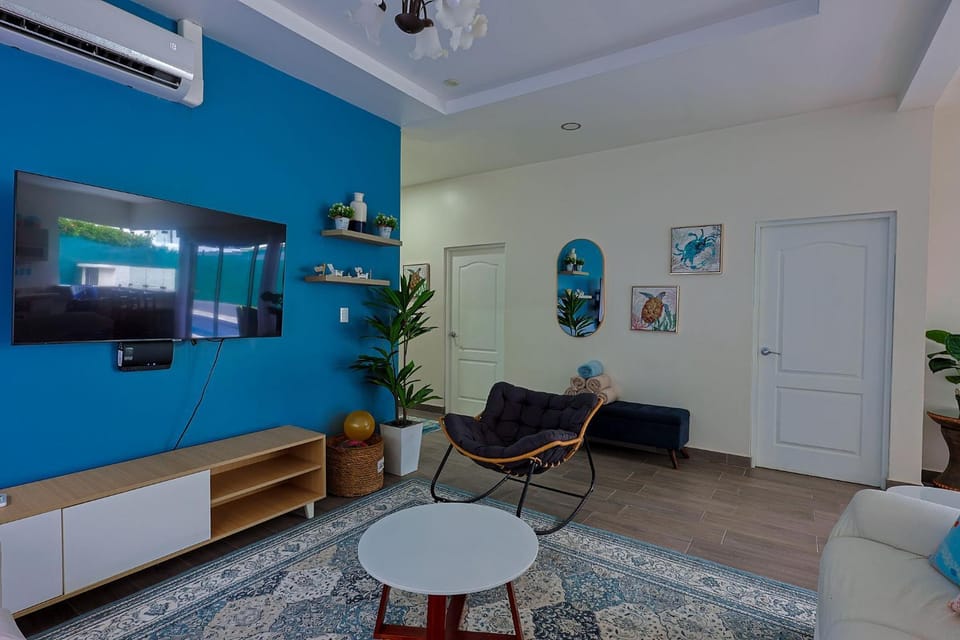 TV and multimedia, Living room, Seating area, air conditioner