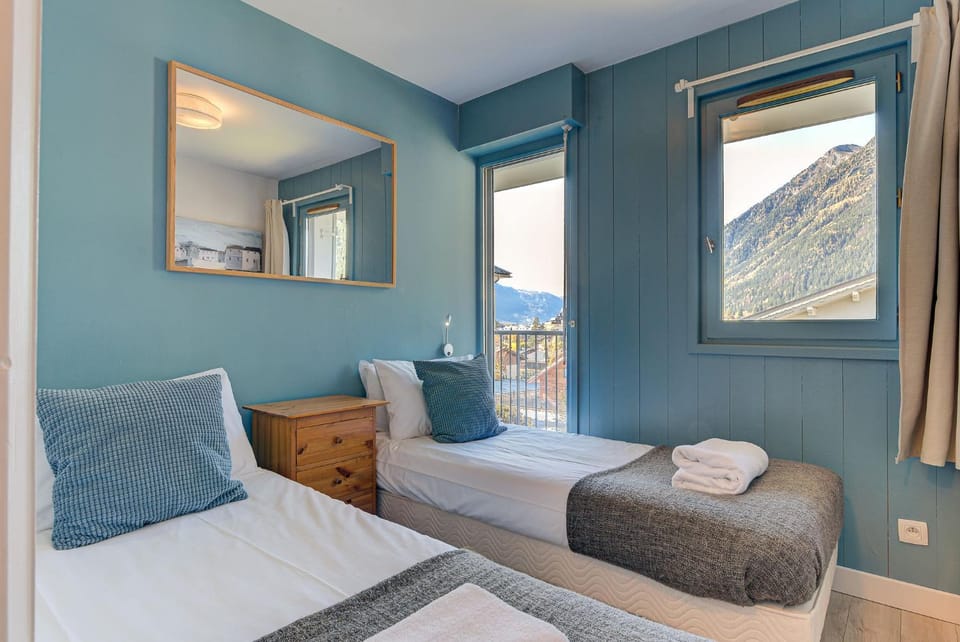 Bed, Photo of the whole room, Bedroom, Mountain view