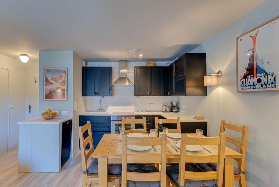 Kitchen or kitchenette, Living room, Seating area, Dining area, minibar, pet friendly, stove