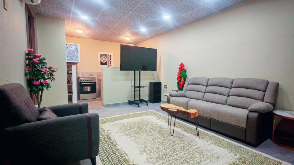 Communal lounge/ TV room, TV and multimedia, Living room, Seating area, Evening entertainment
