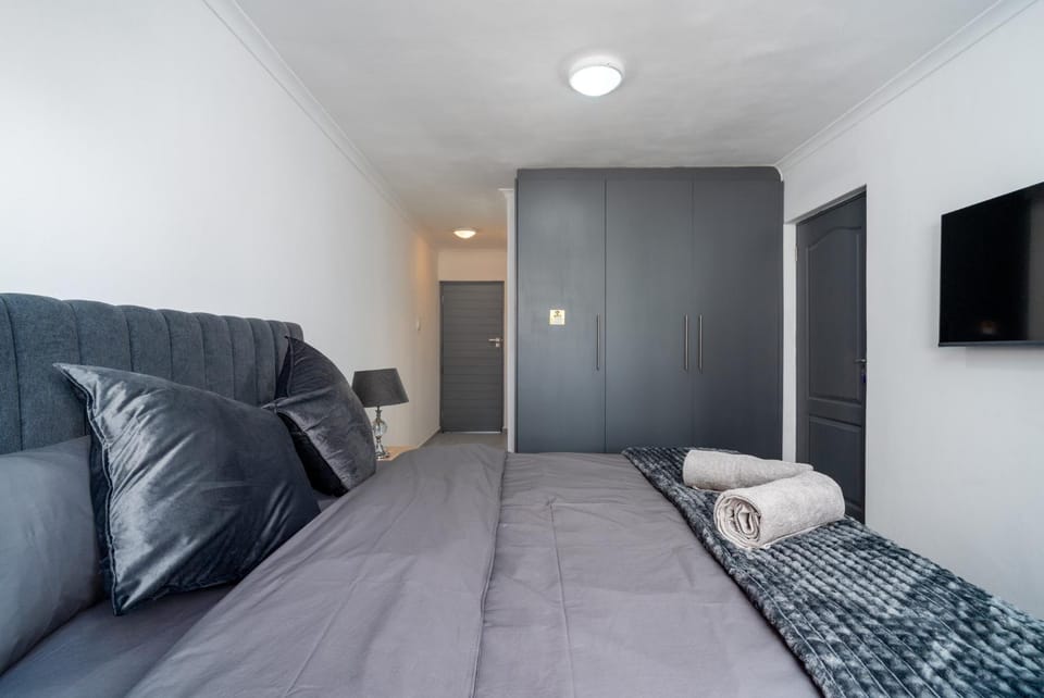 Bed, TV and multimedia, Photo of the whole room, Bedroom, wardrobe