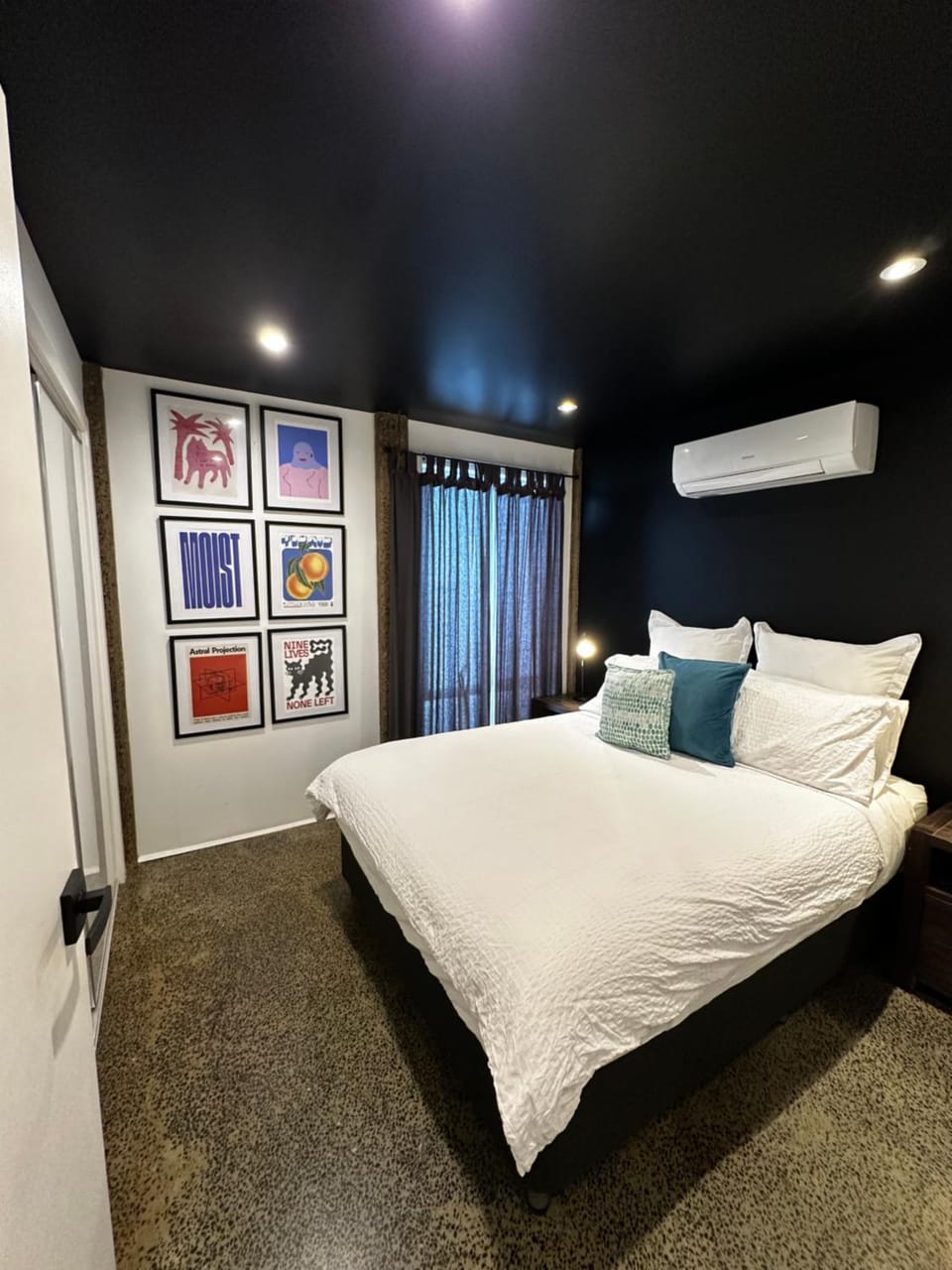 Bed, Photo of the whole room, Bedroom