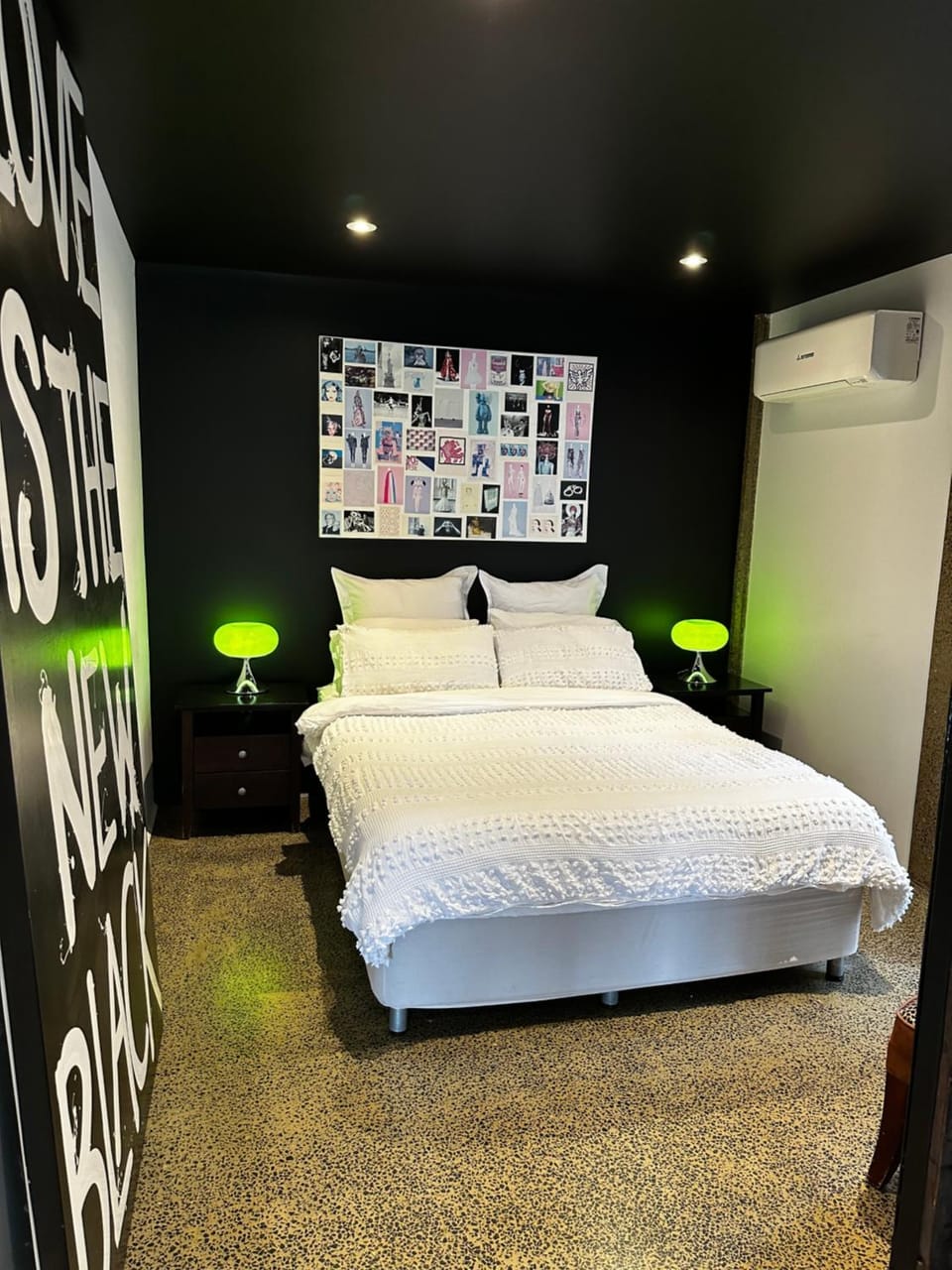 Bed, Photo of the whole room, Bedroom, air conditioner