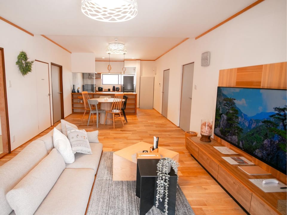 TV and multimedia, Kitchen or kitchenette, Living room, Dining area