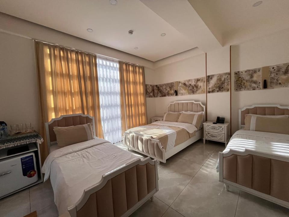 Restaurant/places to eat, Bed, TV and multimedia, Bedroom