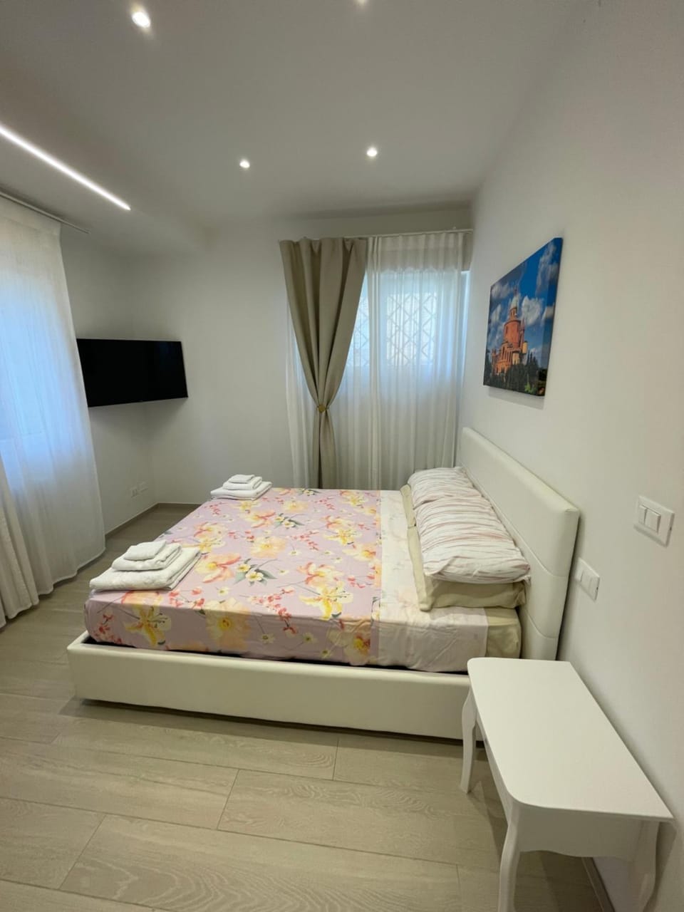 Bed, TV and multimedia, Photo of the whole room, Bedroom