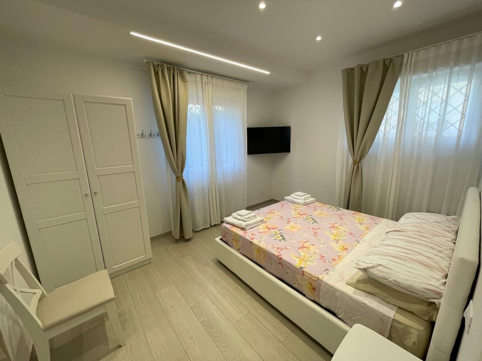 Bed, TV and multimedia, Bedroom, towels, wardrobe