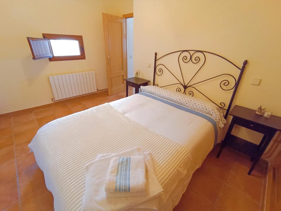 Bed, Bedroom, internet, towels