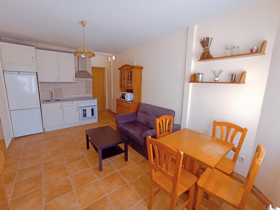 Kitchen or kitchenette, Living room, Seating area, Dining area, minibar, pet friendly