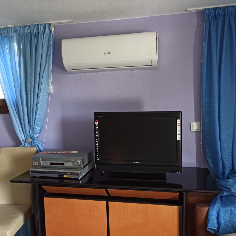 Communal lounge/ TV room, TV and multimedia, Evening entertainment, air conditioner