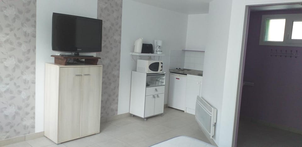 Kitchen or kitchenette, minibar