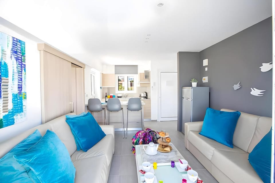 Kitchen or kitchenette, Seating area, Dining area
