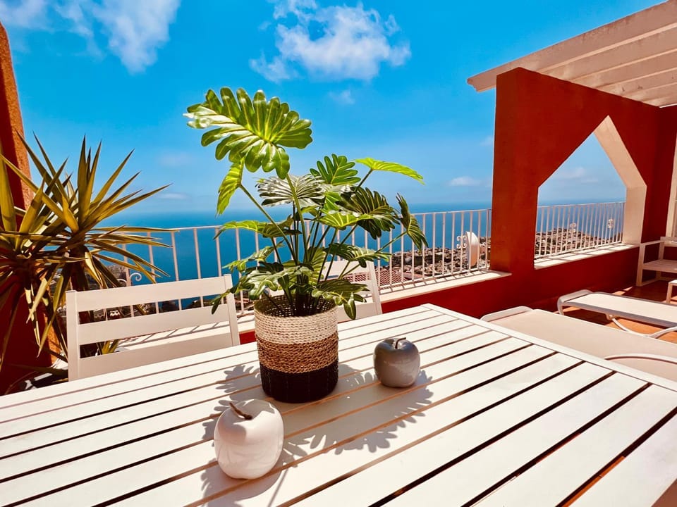 Natural landscape, View (from property/room), Balcony/Terrace, Dining area, Sea view