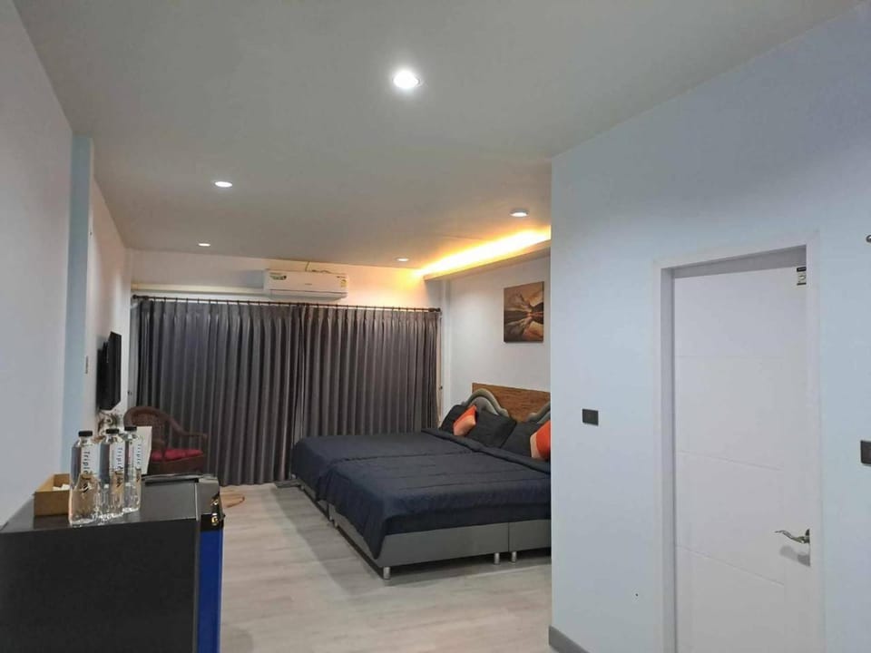 Bed, Photo of the whole room, Seating area, Bedroom