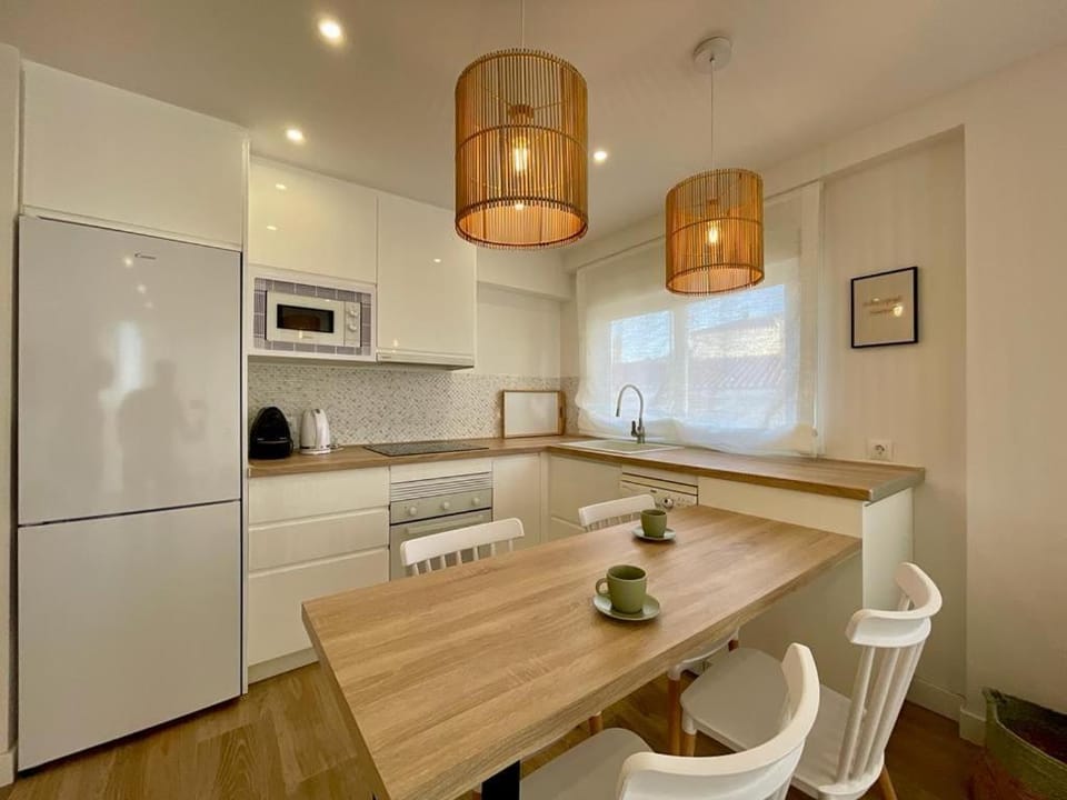 Kitchen or kitchenette, Dining area, dishwasher, minibar, pet friendly, stove