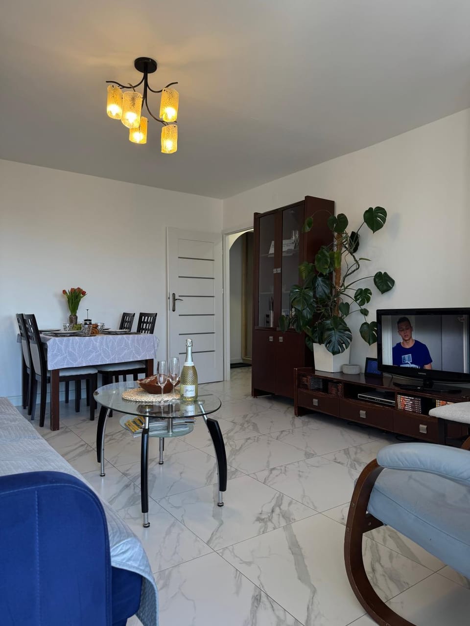 TV and multimedia, Living room, Seating area, Dining area