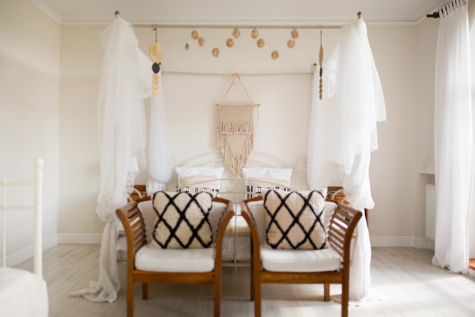 Bed, Living room, Photo of the whole room, Seating area, Bedroom