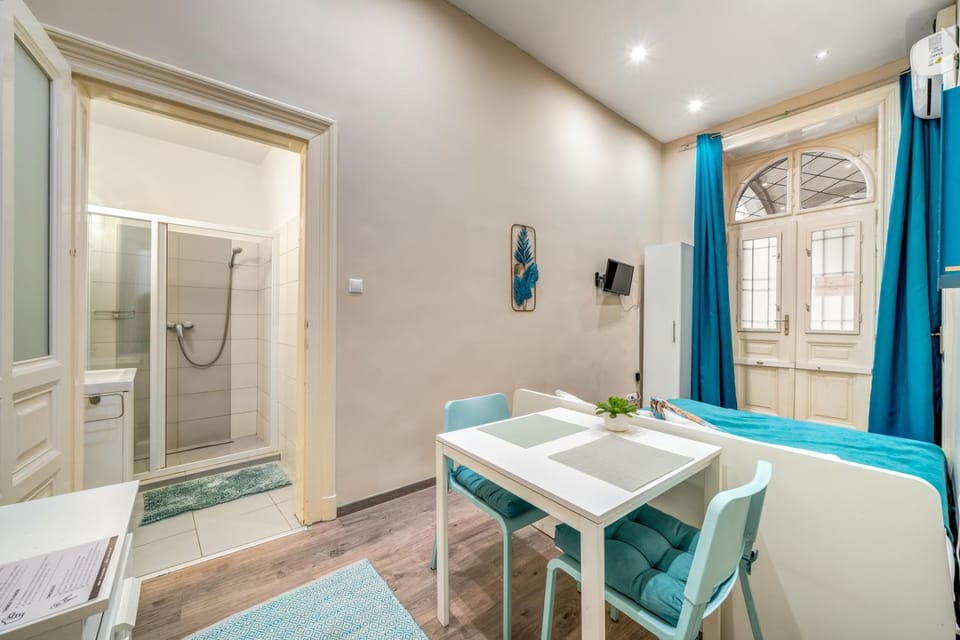 Cosy Corner - Erzsébet BLVD Apartment in Budapest