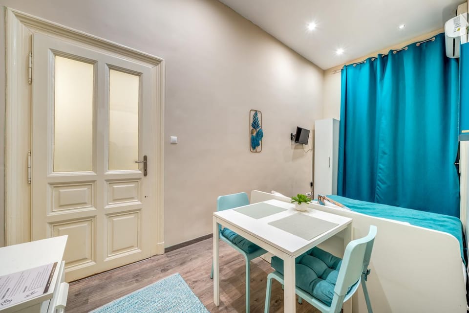 Cosy Corner - Erzsébet BLVD Apartment in Budapest