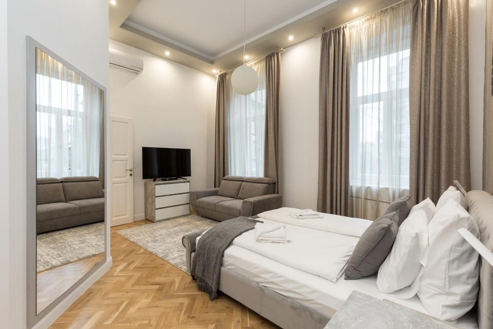 Bed, TV and multimedia, Seating area, Bedroom