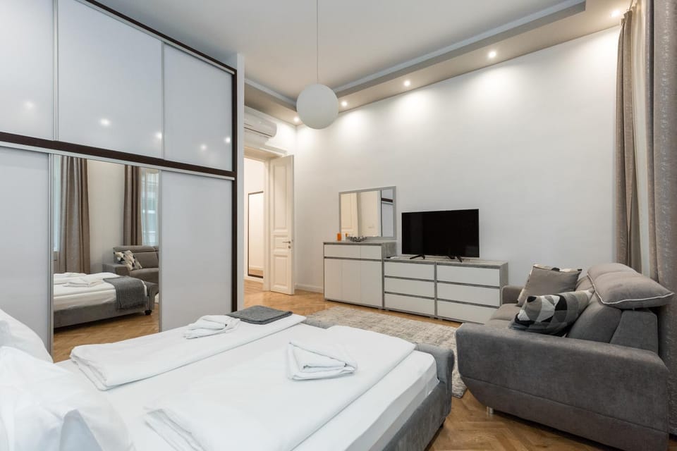 Bed, TV and multimedia, Seating area, Bedroom