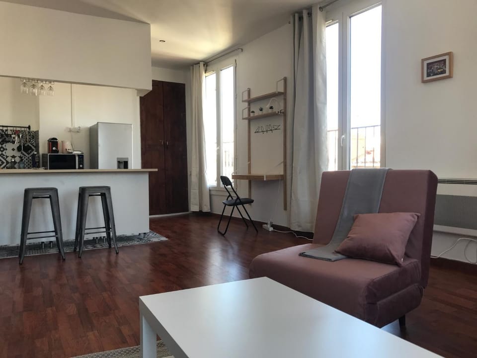 Kitchen or kitchenette, Seating area