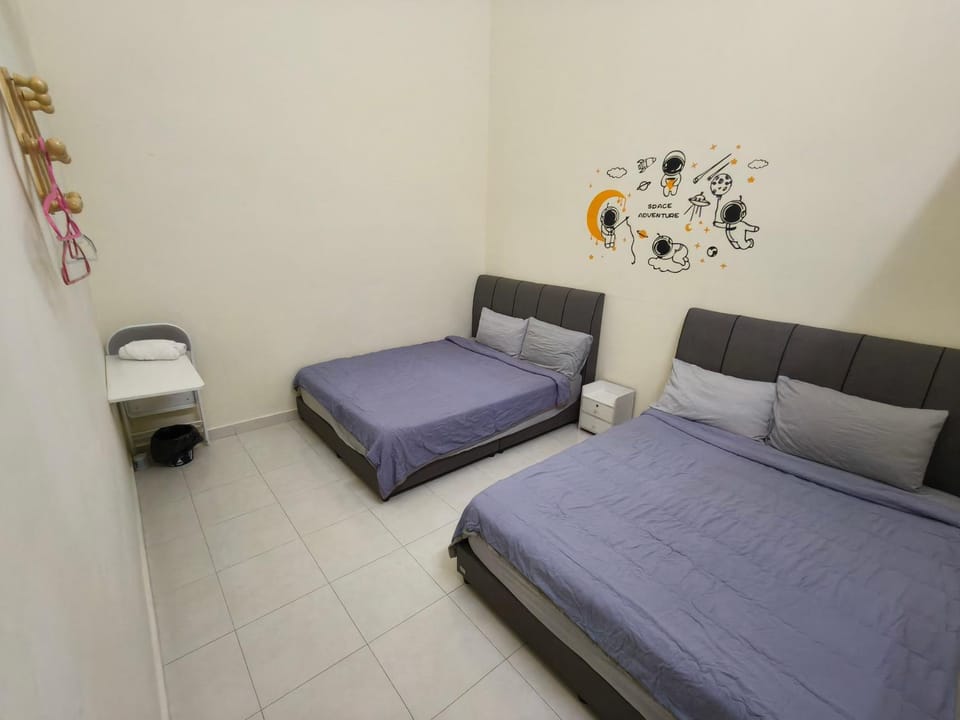 My Homestay Sitiawan - Astronaut Space House 8 Pax House in Perak