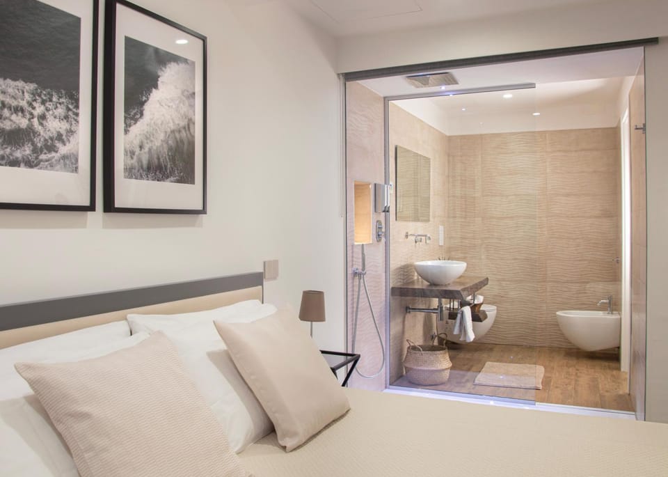 Shower, Toilet, Nearby landmark, Restaurant/places to eat, Bed, Bathroom, Photo of the whole room, Bedroom, internet, locker, towels, air conditioner