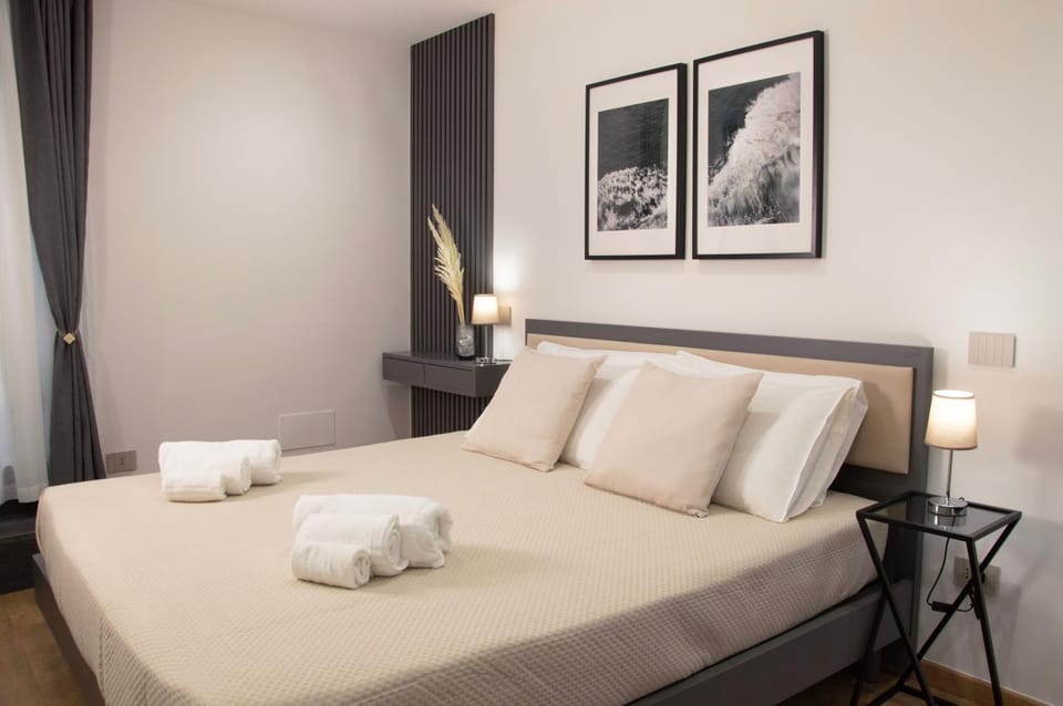 Bed, Photo of the whole room, Bedroom, towels