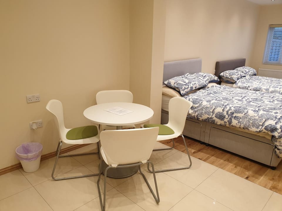 London Luxury 2 bed studio 4 mins from Ilford Stn - FREE parking, WiFi, garden access Apartment in Ilford