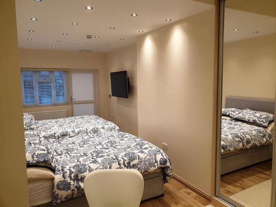 London Luxury 2 bed studio 4 mins from Ilford Stn - FREE parking, WiFi, garden access Apartment in Ilford