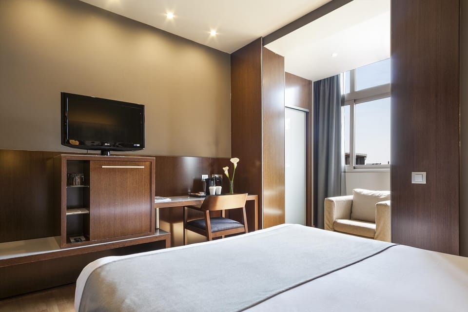 Spring, Bed, Day, TV and multimedia, Photo of the whole room, Decorative detail, Bedroom