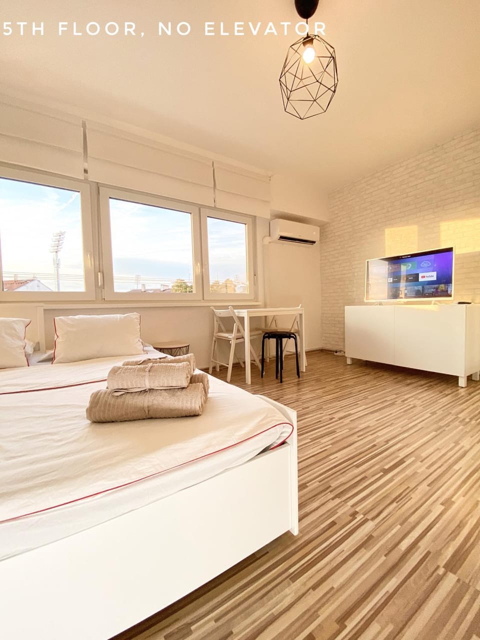 Bed, TV and multimedia, Photo of the whole room, Bedroom, towels, air conditioner