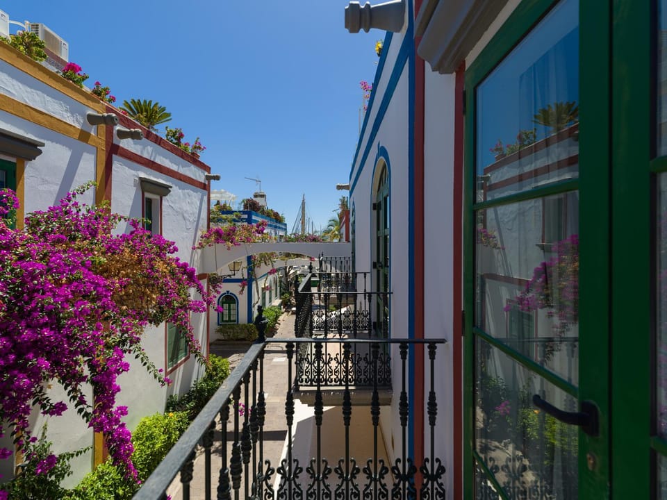 Neighbourhood, Balcony/Terrace, Street view