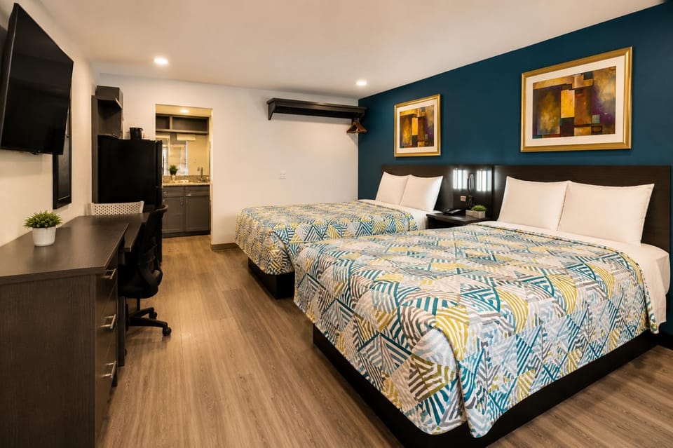 Bed, TV and multimedia, Photo of the whole room, Bedroom, hair dresser, air conditioner