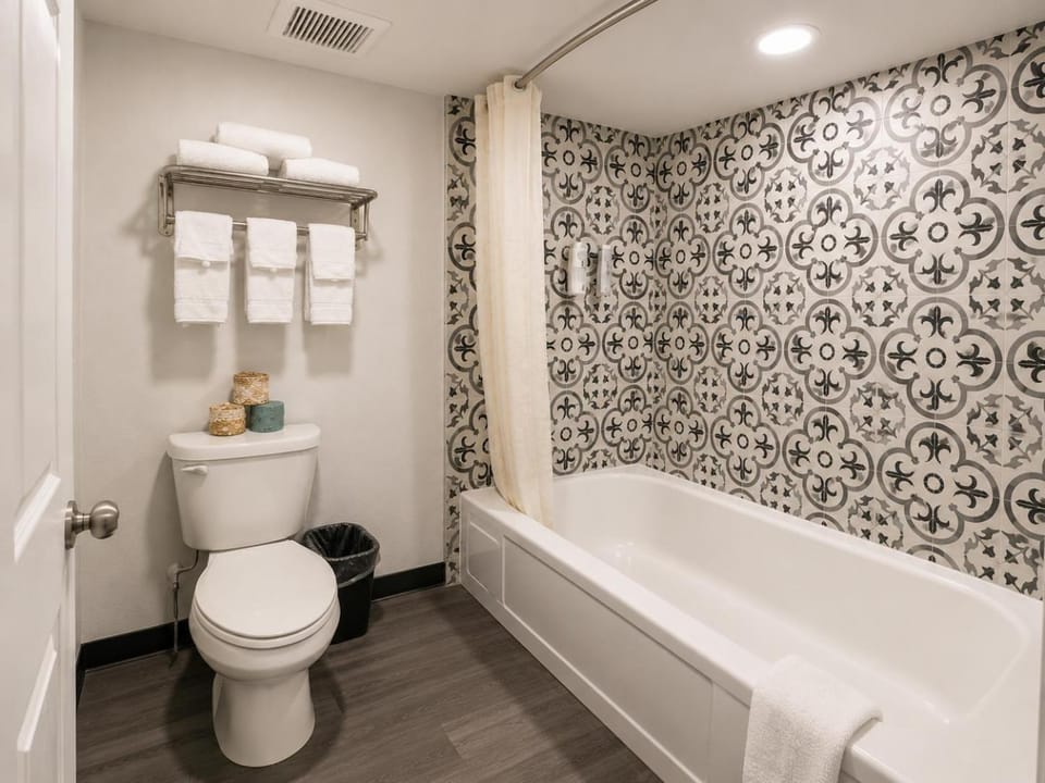 Toilet, Bed, Bathroom, Photo of the whole room, Bedroom, Bath, towels