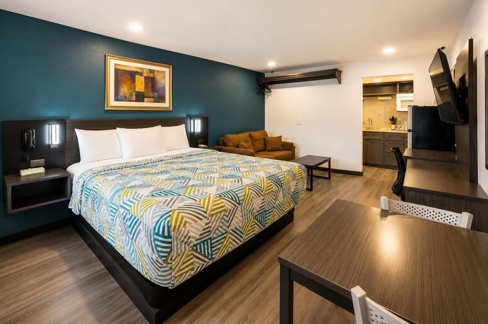 Bed, Kitchen or kitchenette, Living room, Photo of the whole room, Seating area, Bedroom, air conditioner