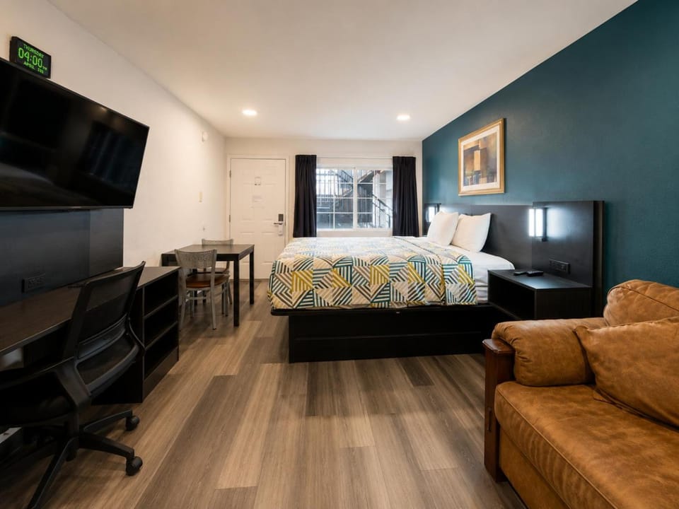 Bed, Living room, Photo of the whole room, Seating area, Bedroom