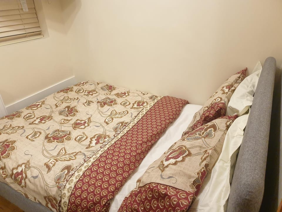 London Luxury Apartment 3 Bed 1 minute walk from Redbridge Stn Free Parking Apartment in Ilford