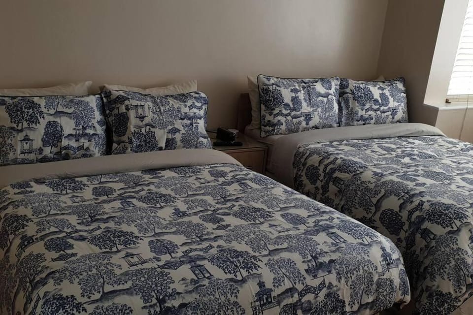 London Luxury Apartment 3 Bed 1 minute walk from Redbridge Stn Free Parking Apartment in Ilford
