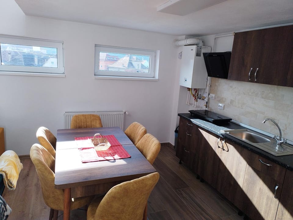Kitchen or kitchenette, Dining area, minibar, stove