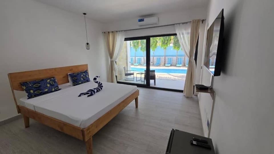 Bed, TV and multimedia, Photo of the whole room, Bedroom, Pool view, Swimming pool