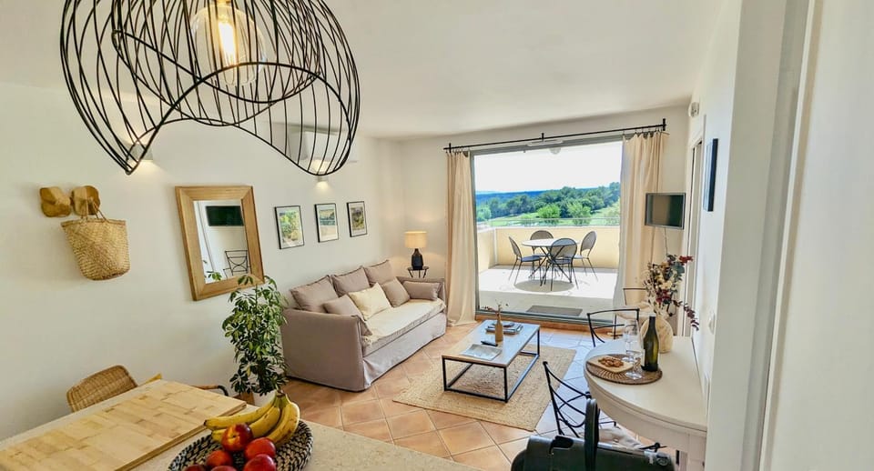Appartement Terrasse avec Vue exceptionnelle Golf Apartment in L'Isle-sur-la-Sorgue