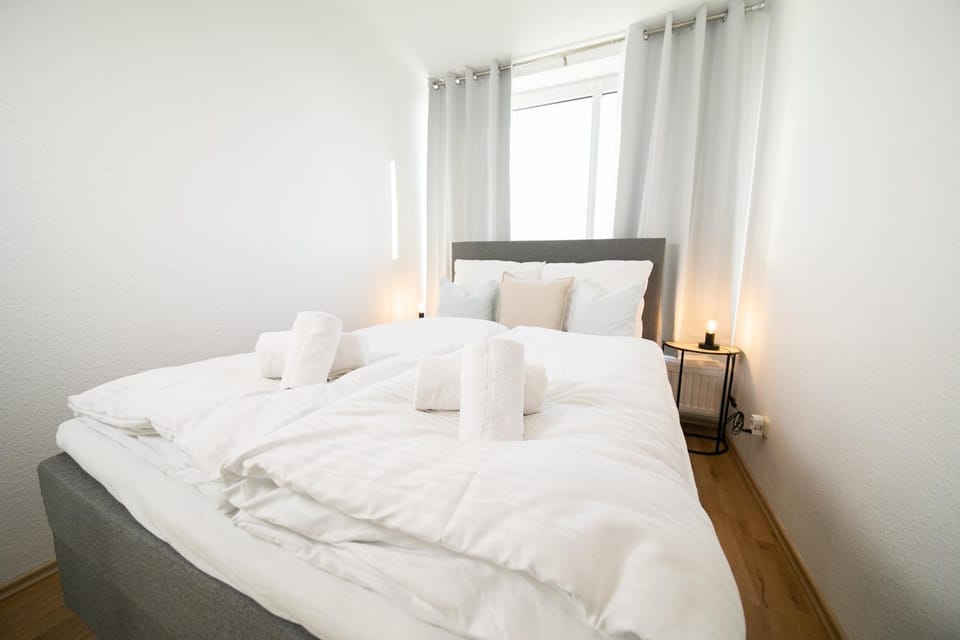 Bed, Bedroom, towels