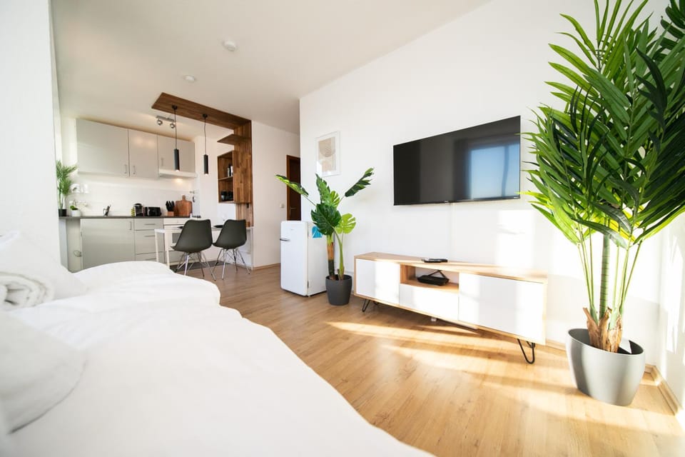 Bed, TV and multimedia, Photo of the whole room, Seating area, Bedroom