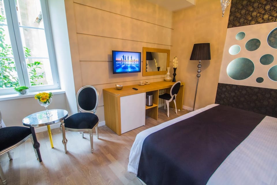 Bed, TV and multimedia, Seating area, Bedroom