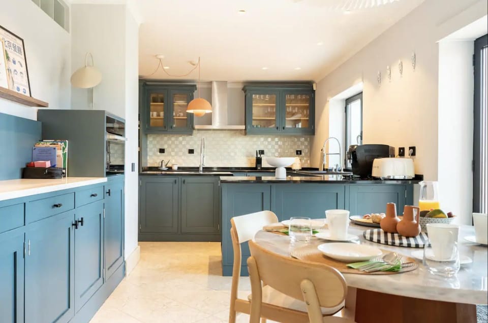 Coffee/tea facilities, Kitchen or kitchenette, Dining area, dishwasher, minibar, pet friendly, stove, toaster