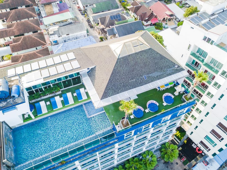 Property building, Day, Bird's eye view, City view, Pool view, Swimming pool, sunbed