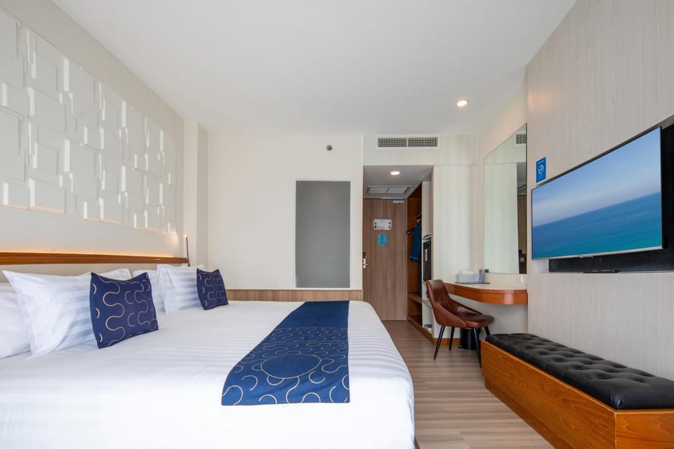 Bed, TV and multimedia, Photo of the whole room, Bedroom