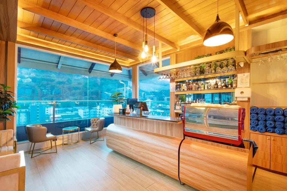 Living room, Lounge or bar, Food and drinks, Seating area, Drinks